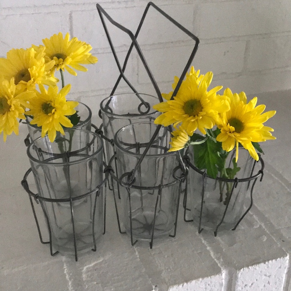 SALE ✅✅✅ 3/$25 Farmhouse Wire Basket with Glasses - Picture 2 of 8